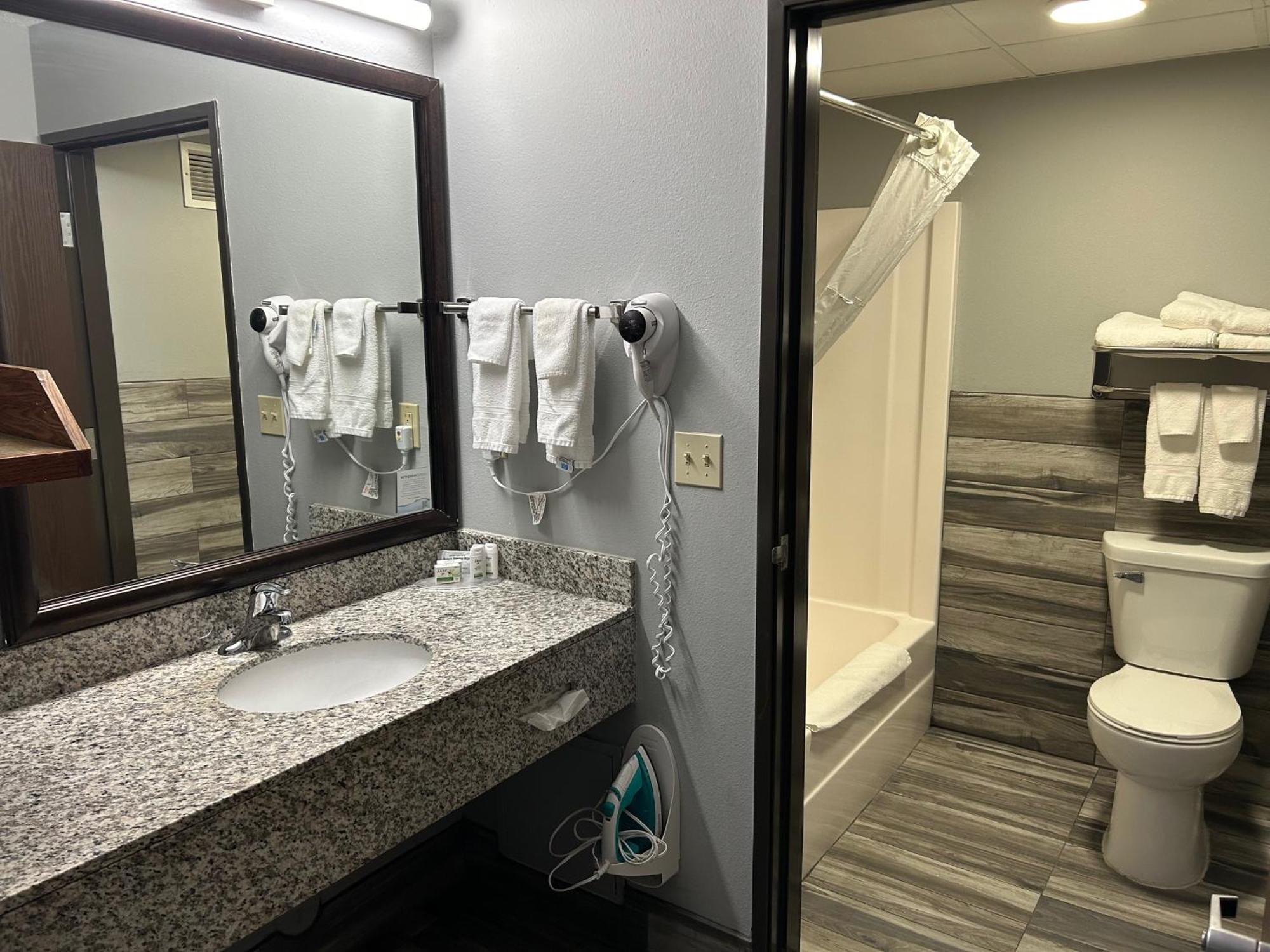 Americinn By Wyndham Ottumwa Bagian luar foto