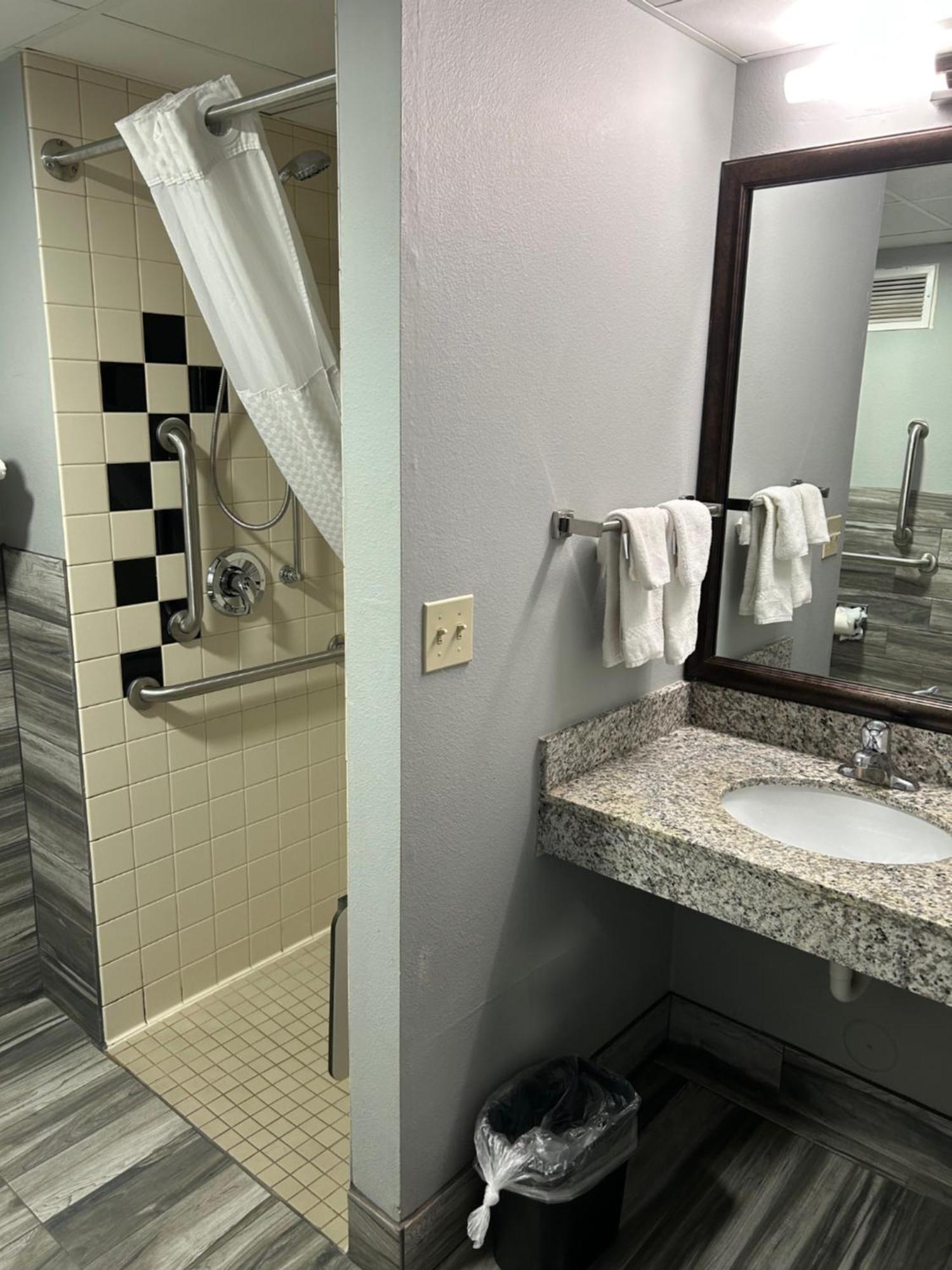 Americinn By Wyndham Ottumwa Bagian luar foto